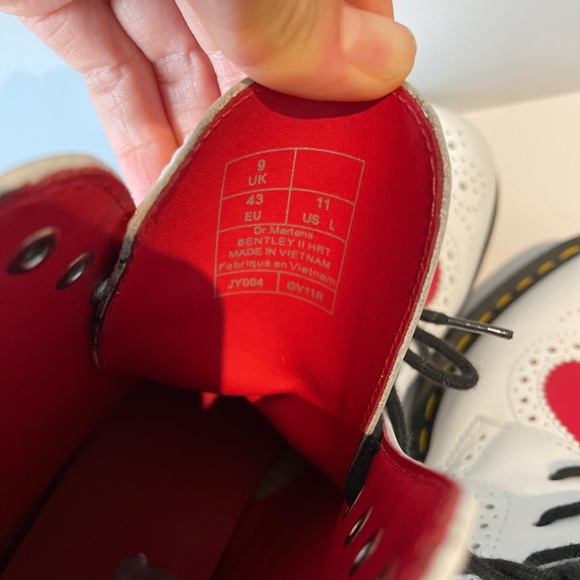 Dr. Martens Bentley II White w/ Red Hearts - Picture 8 of 9